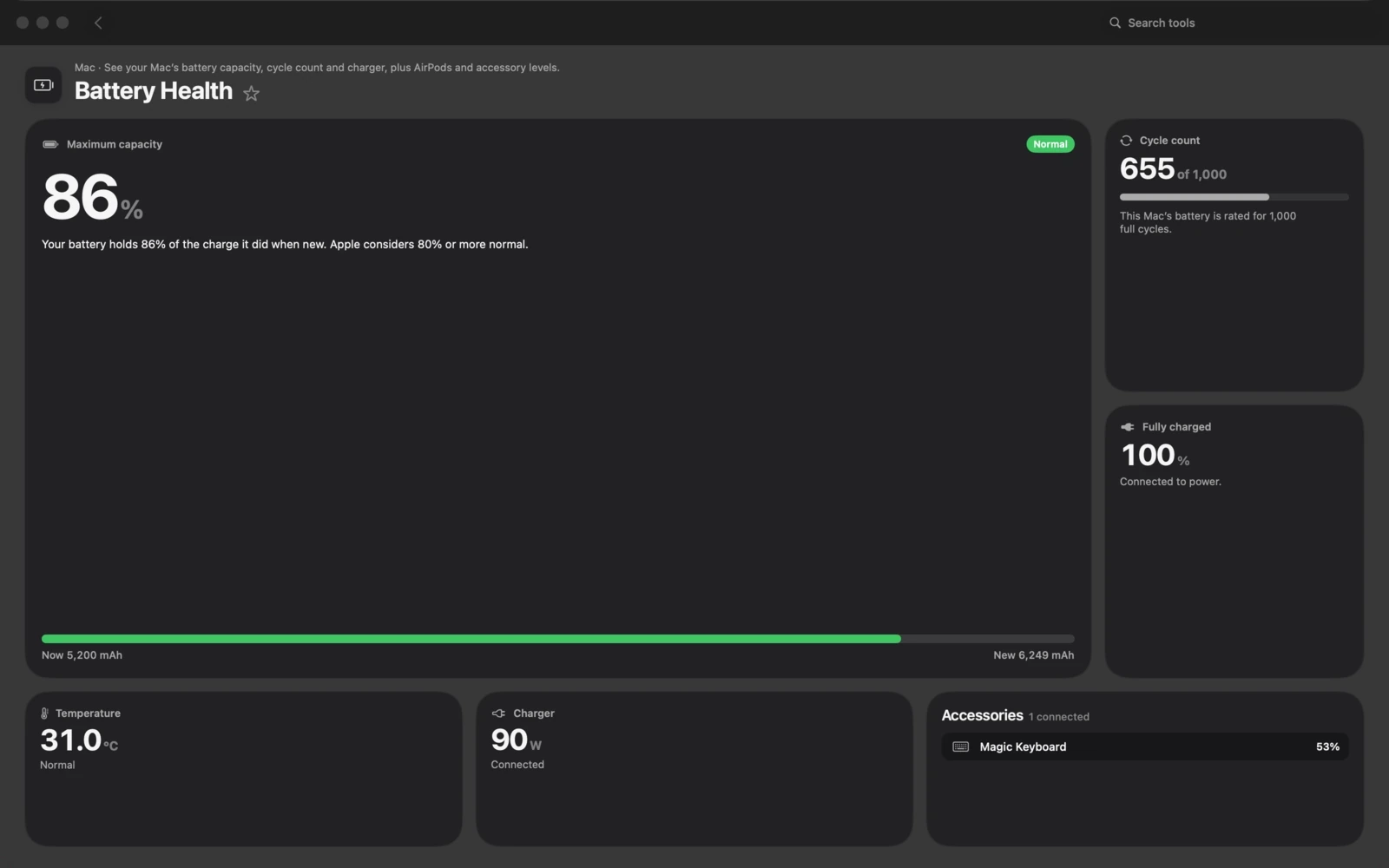 Das Fenster Batteriezustand in Toolbox für Mac. Sieh Batteriekapazität, Ladezyklen und Netzteil deines Mac sowie Ladestände von AirPods und Zubehör.