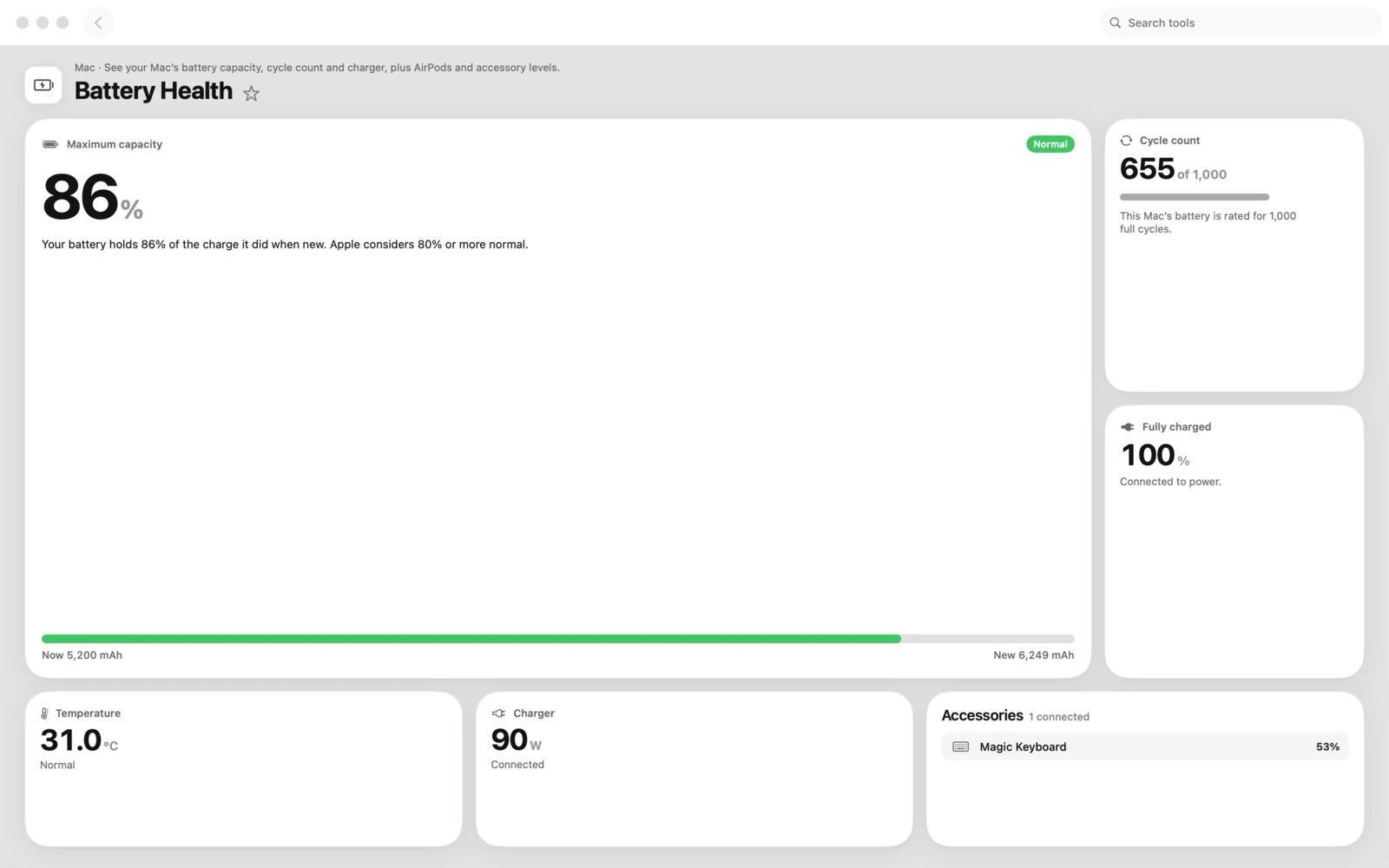 Das Fenster Batteriezustand in Toolbox für Mac. Sieh Batteriekapazität, Ladezyklen und Netzteil deines Mac sowie Ladestände von AirPods und Zubehör.